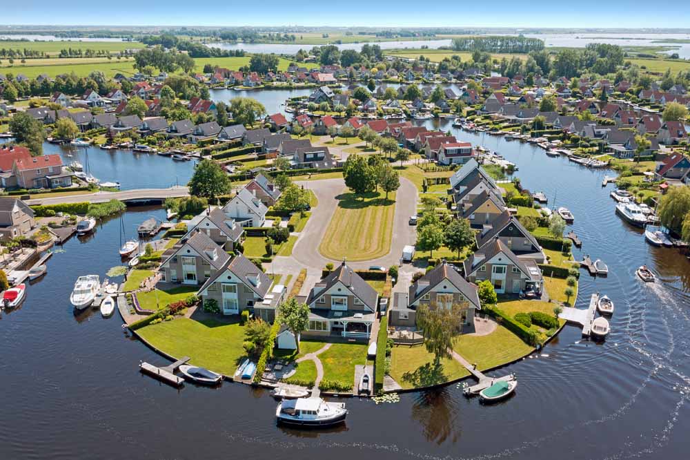 pittoresk dorp terherne aan het water