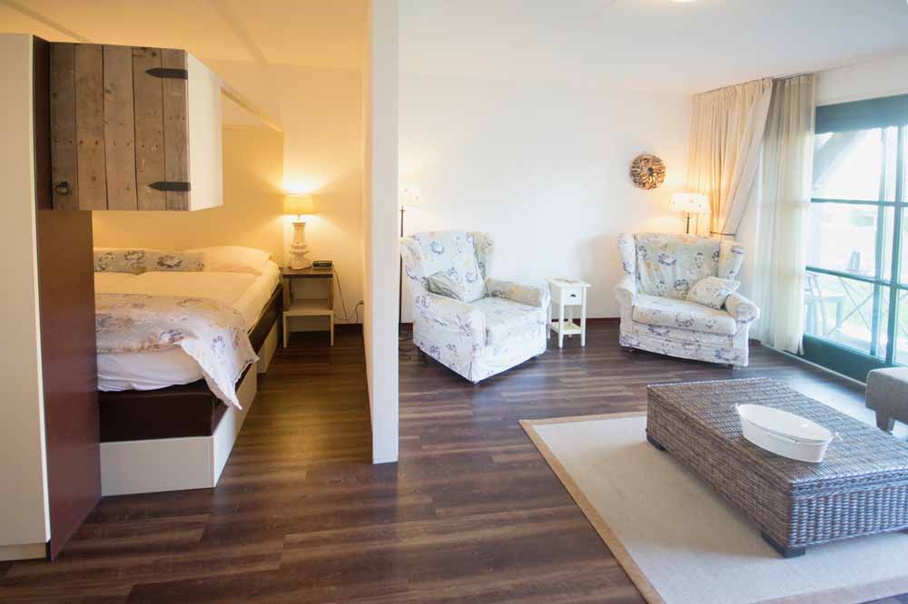 Tuinsuite met balkon en woonkamer